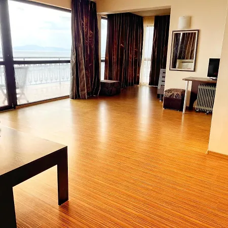 فندق At The American's بوموري