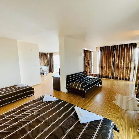 فندق At The American's بوموري