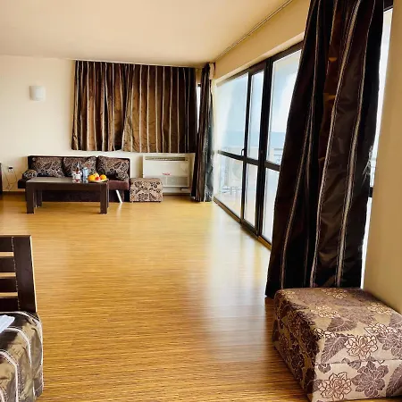 At The American's بوموري