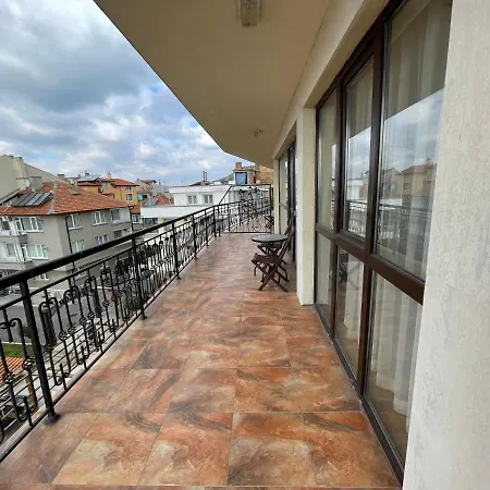 At The American's فندق 3*