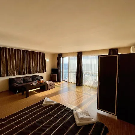 At The American's بوموري