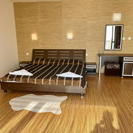 فندق At The American's بوموري