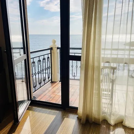 فندق At The American's بوموري