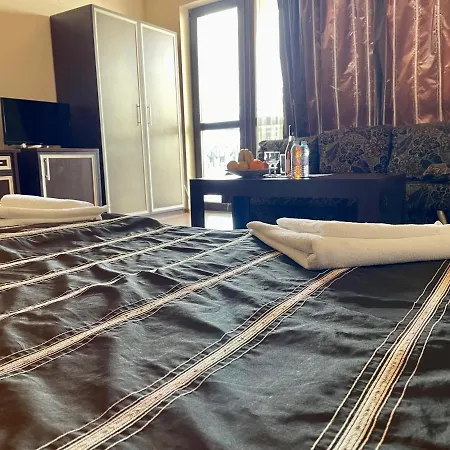 فندق At The American's بوموري