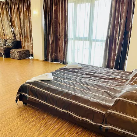 At The American's 3* بوموري