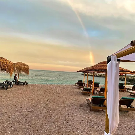 At The American's 3* بوموري