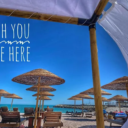 فندق At The American's بوموري