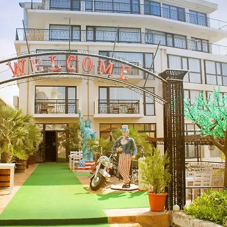 فندق At The American's بوموري