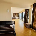 The American 3* بوموري