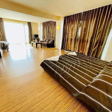 ホテル At The American's