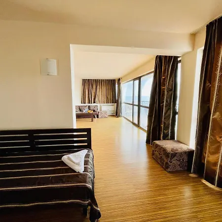 At The American's 3* פומורי