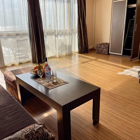 At The American's 3* פומורי