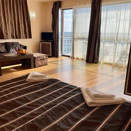 At The American's 3* פומורי