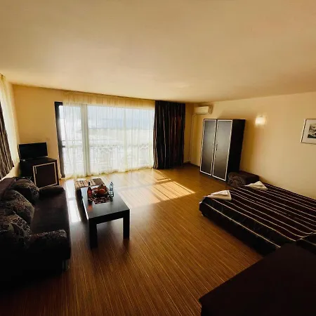 At The American's 3* פומורי