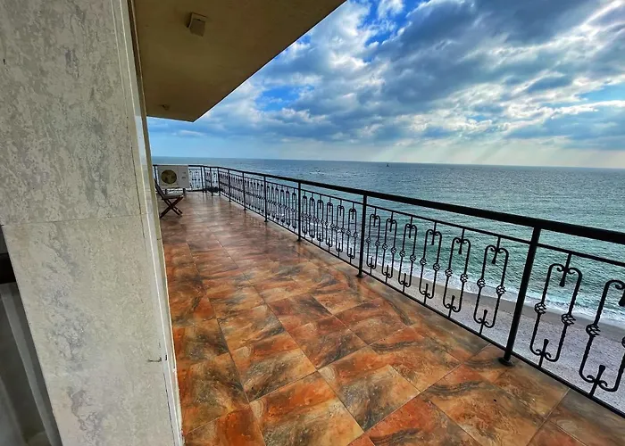 At The American's ホテル ポモリエ