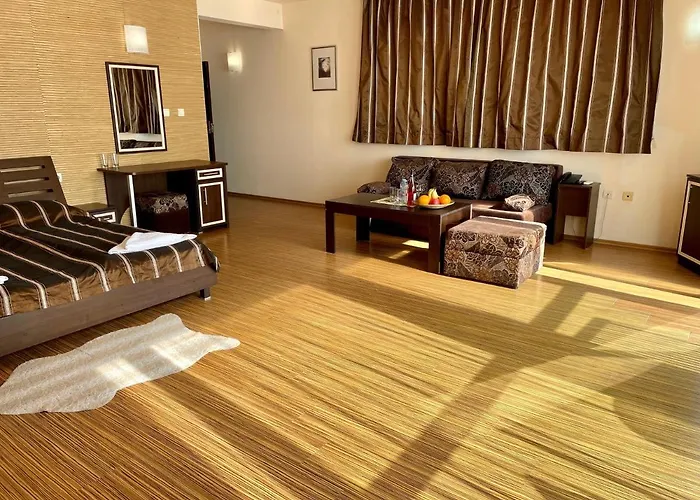 Hotel At The American's 3*