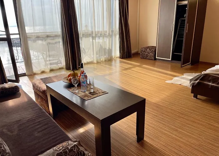 At The American's 3* ポモリエ